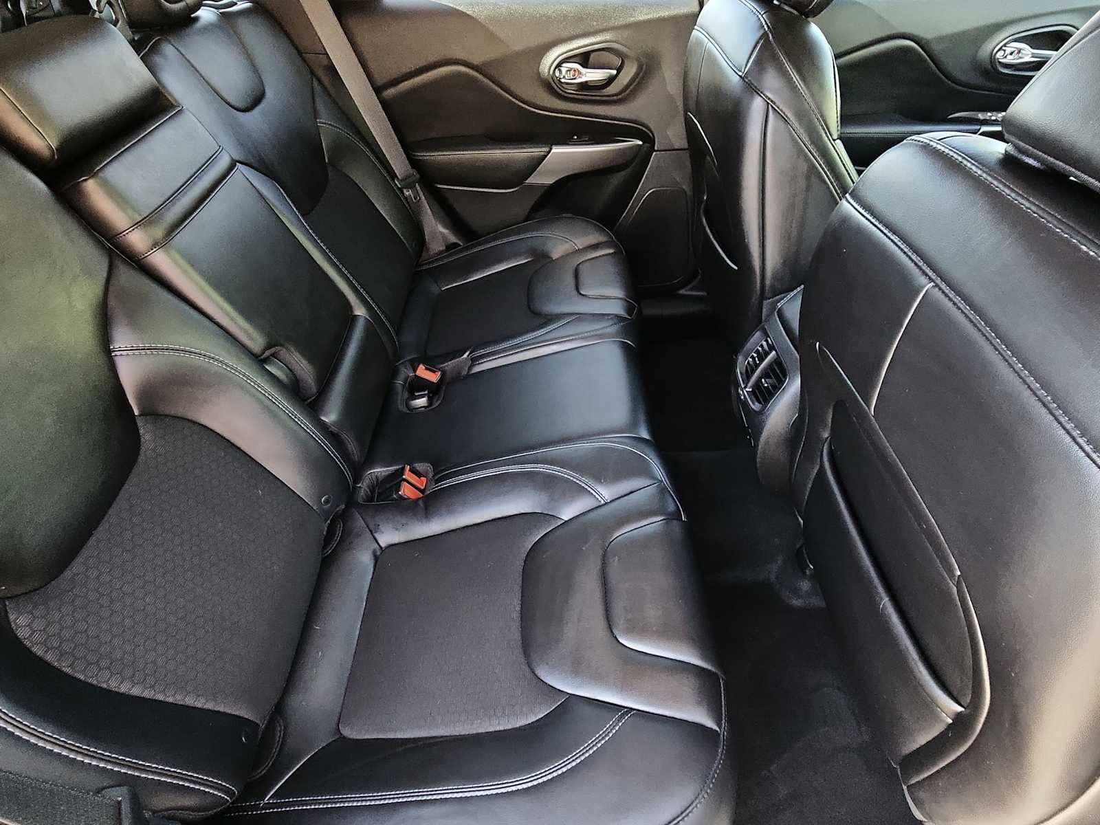 Thumbnail: 2019 Jeep Cherokee - 17