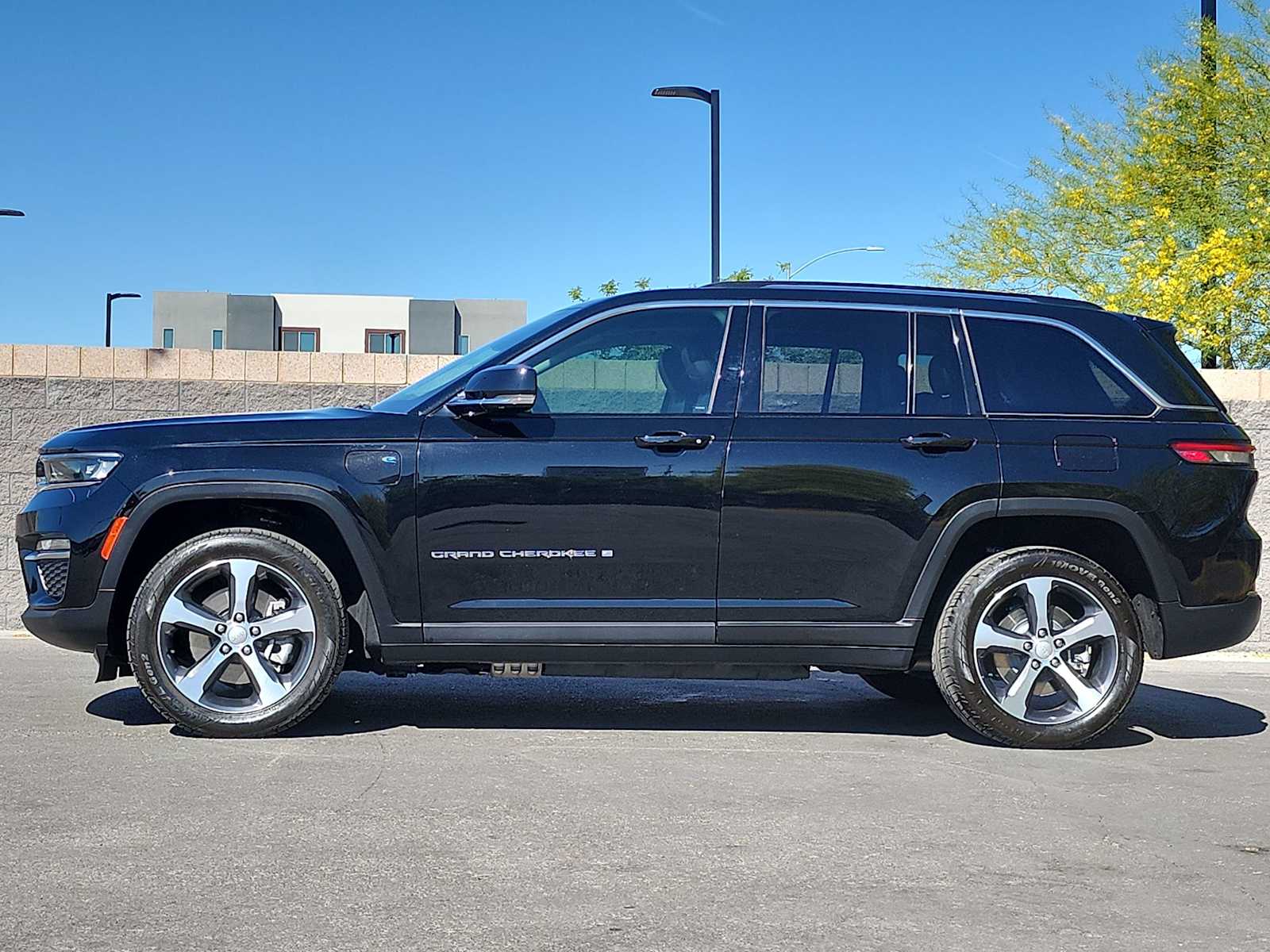 Thumbnail: 2024 Jeep Grand Cherokee - 6