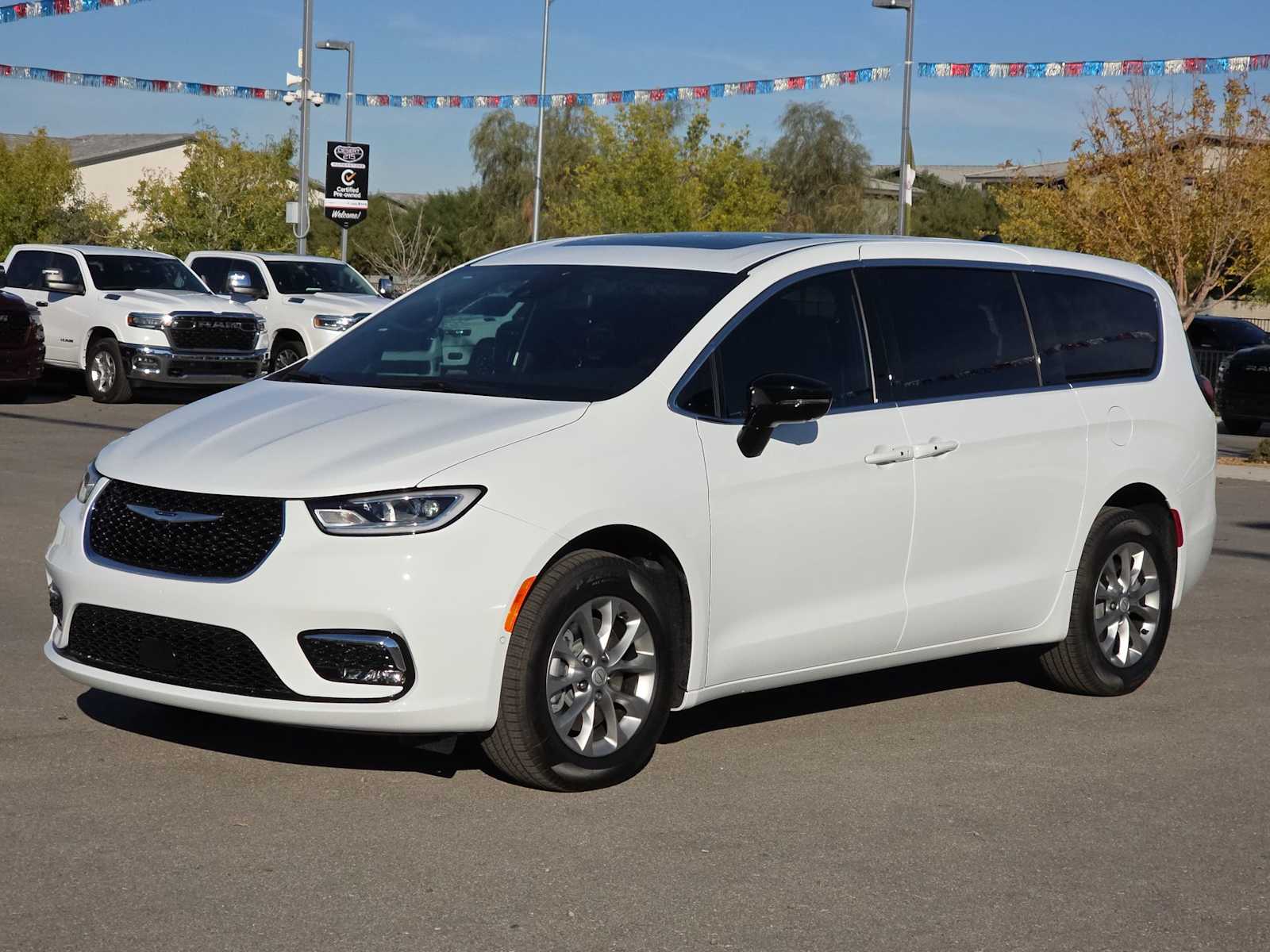 Thumbnail: 2026 Chrysler Pacifica - 4