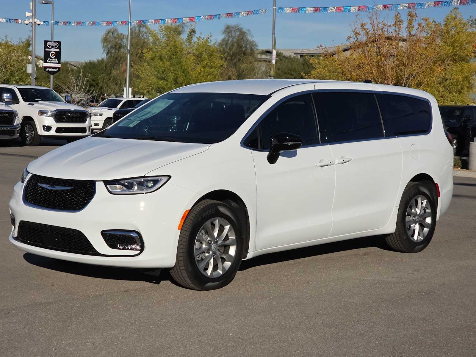 Thumbnail: 2026 Chrysler Pacifica - 4