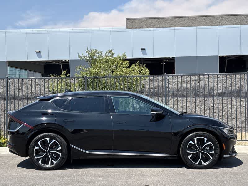 Thumbnail: 2022 Kia EV6 - 9