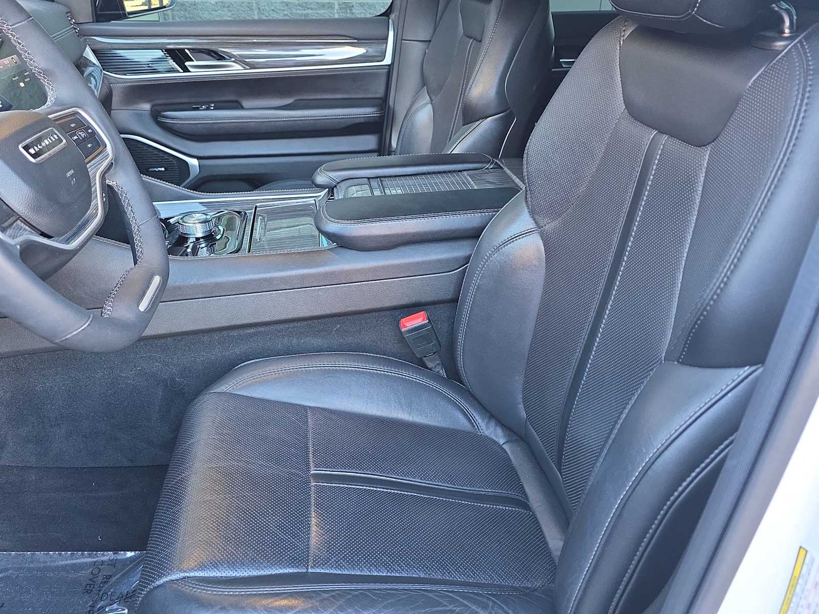 Thumbnail: 2022 Jeep Wagoneer - 14