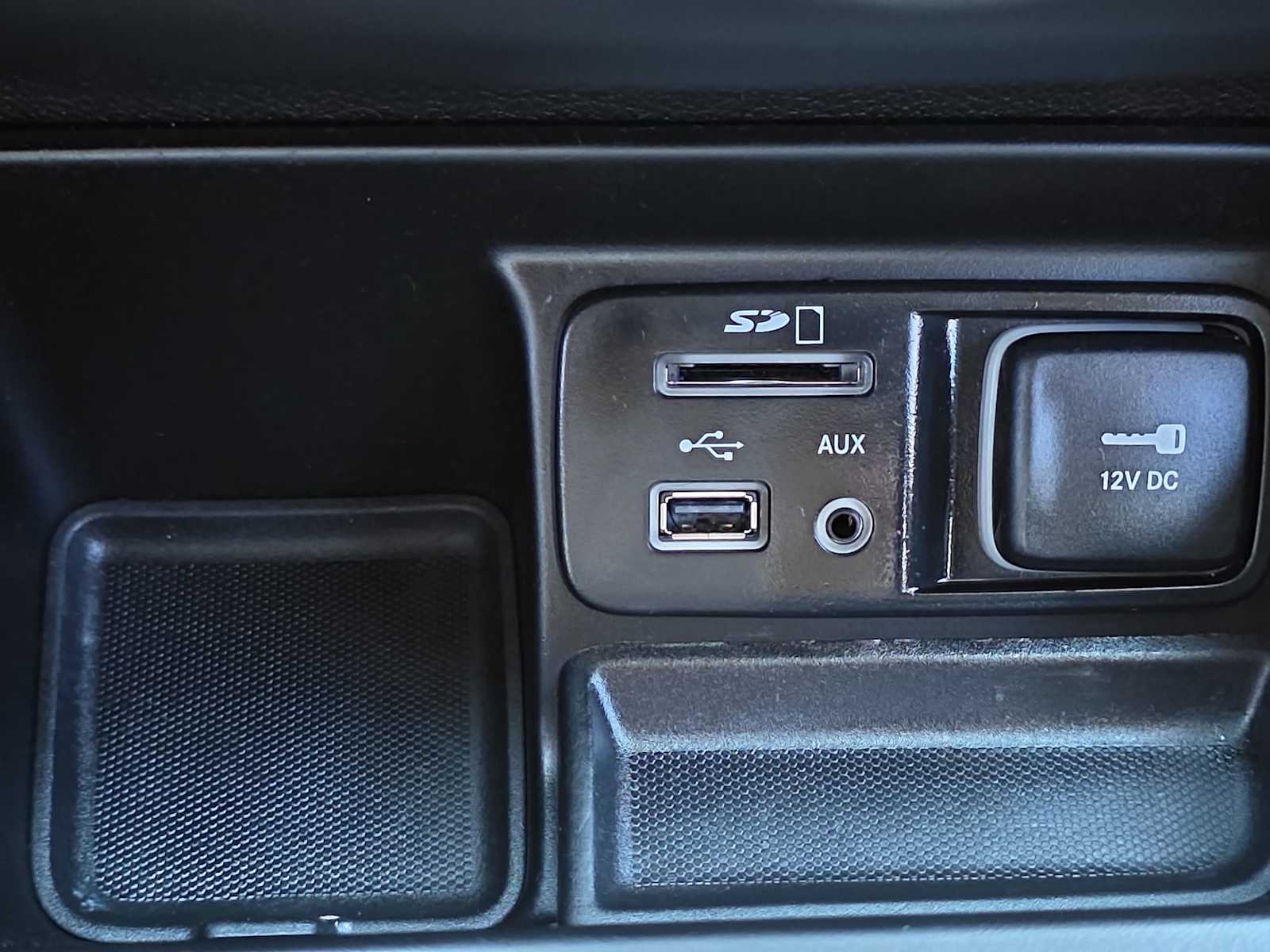 Thumbnail: 2017 Jeep Cherokee - 28