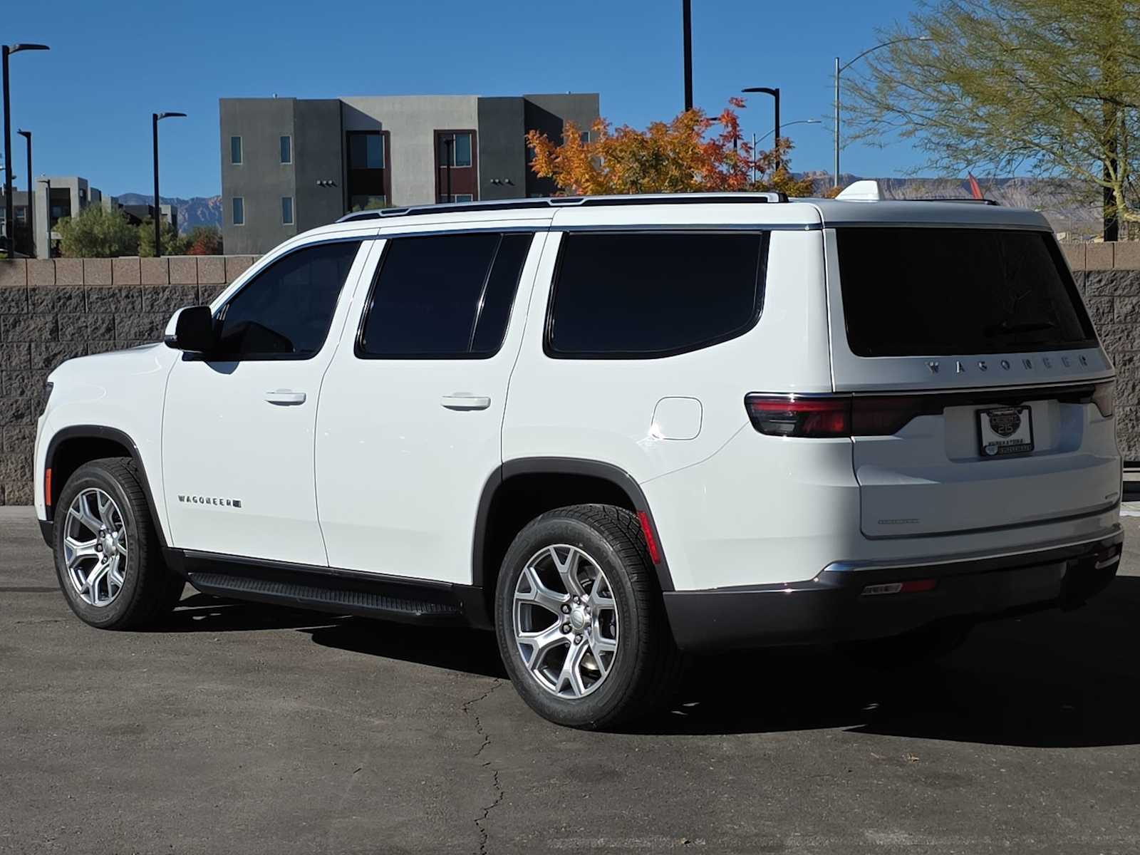 Thumbnail: 2022 Jeep Wagoneer - 7