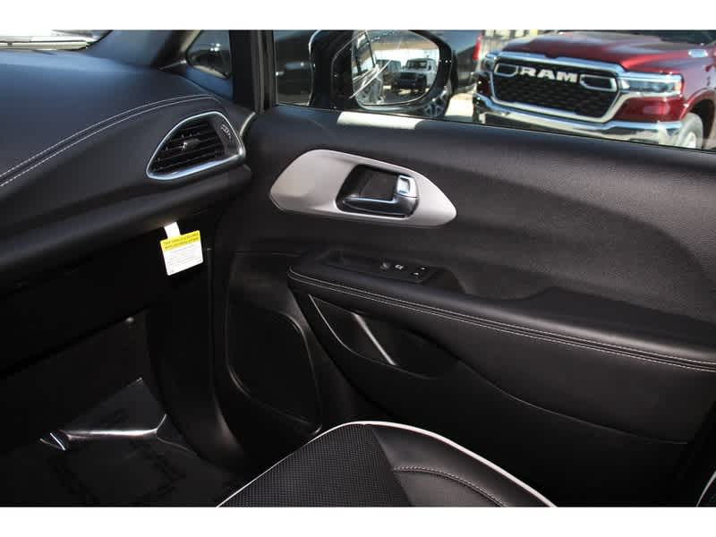 2025 Chrysler Pacifica Hybrid S Appearance 21