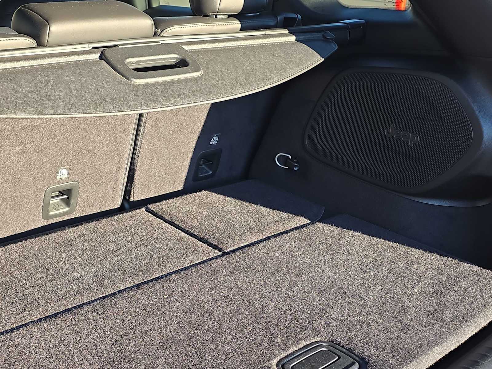 Thumbnail: 2019 Jeep Cherokee - 22