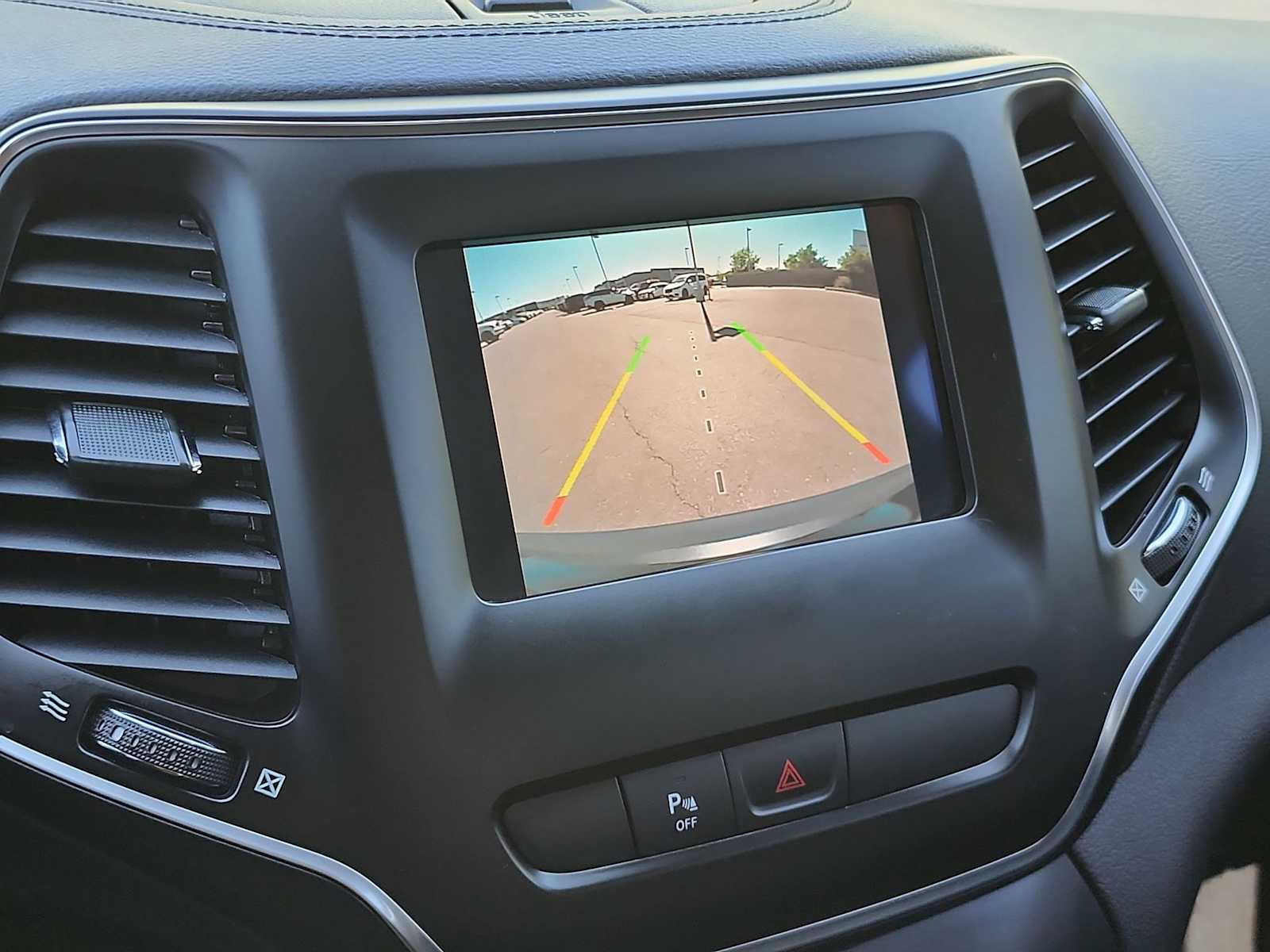 Thumbnail: 2019 Jeep Cherokee - 25