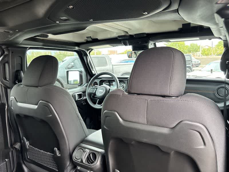 Thumbnail: 2025 Jeep Gladiator - 16