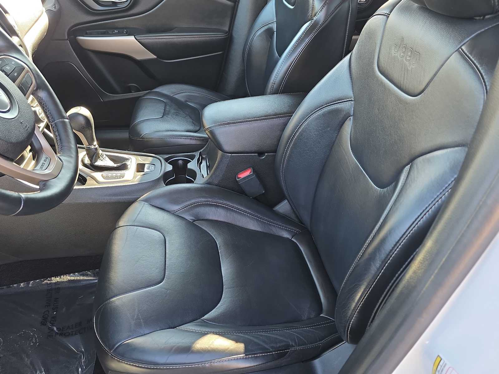 Thumbnail: 2017 Jeep Cherokee - 14