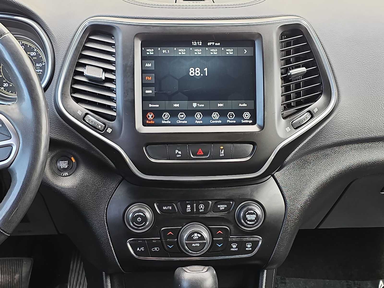 Thumbnail: 2021 Jeep Cherokee - 20