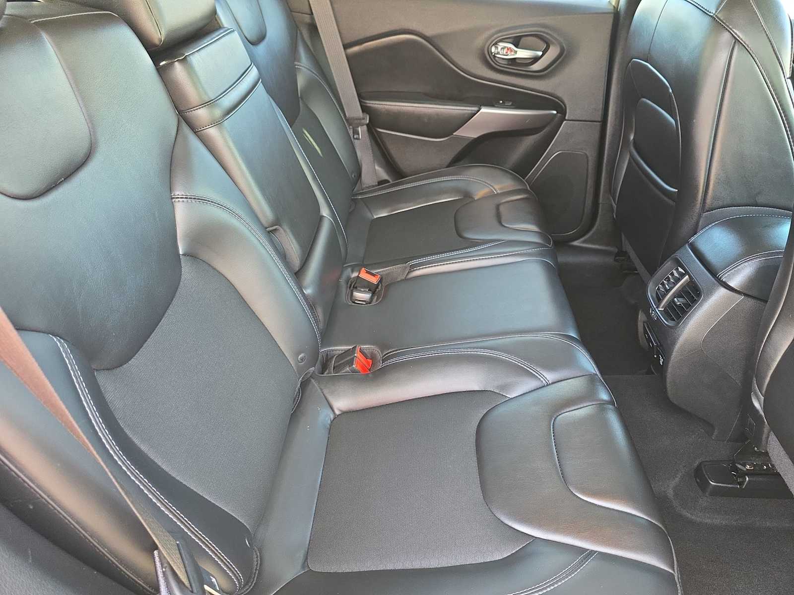 Thumbnail: 2019 Jeep Cherokee - 17