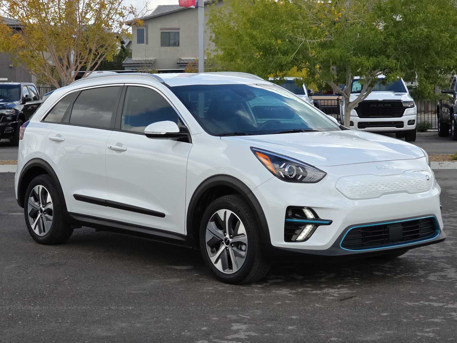 Thumbnail: 2022 Kia Niro - 3