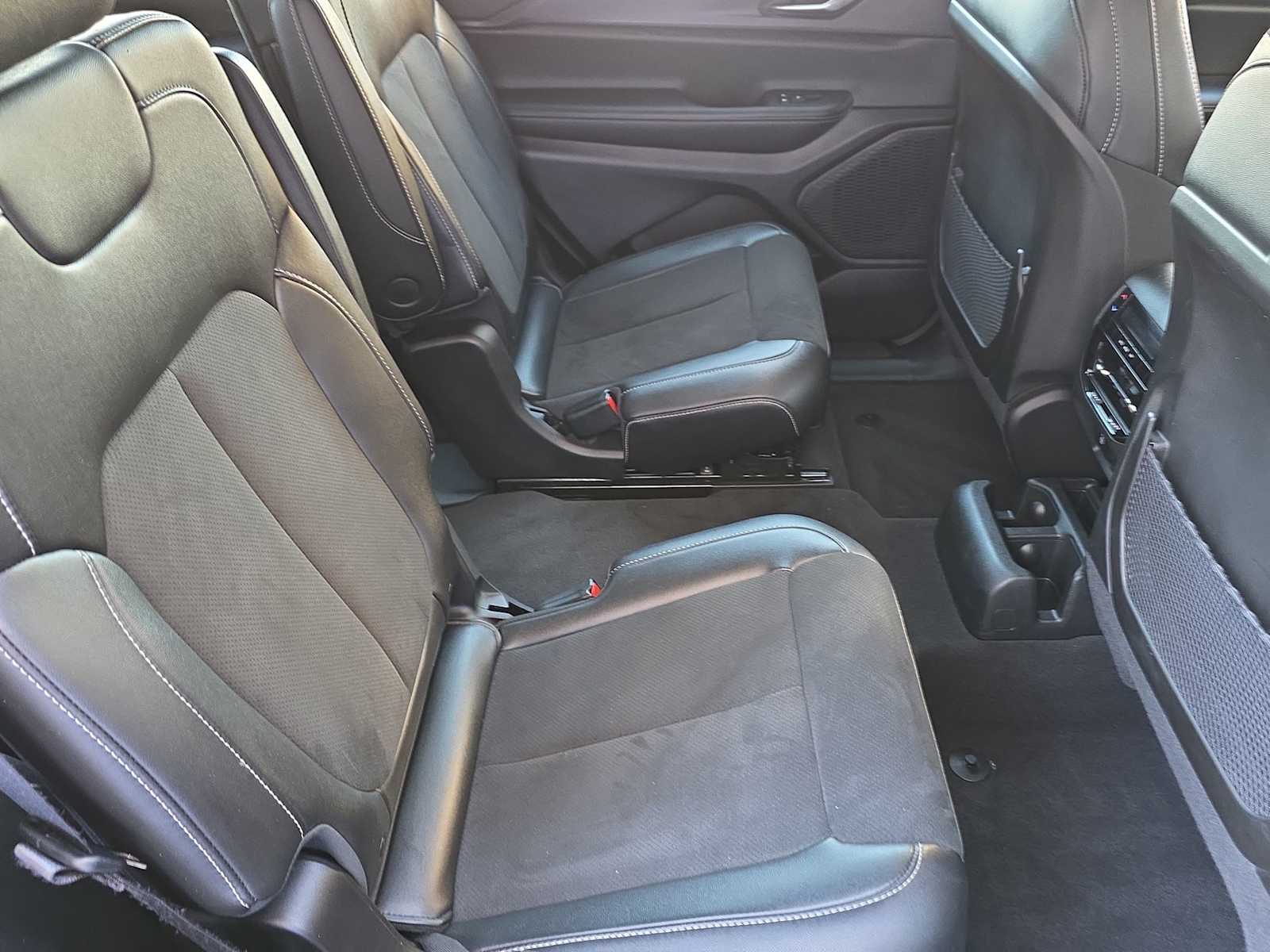 Thumbnail: 2024 Jeep Grand Cherokee L - 17