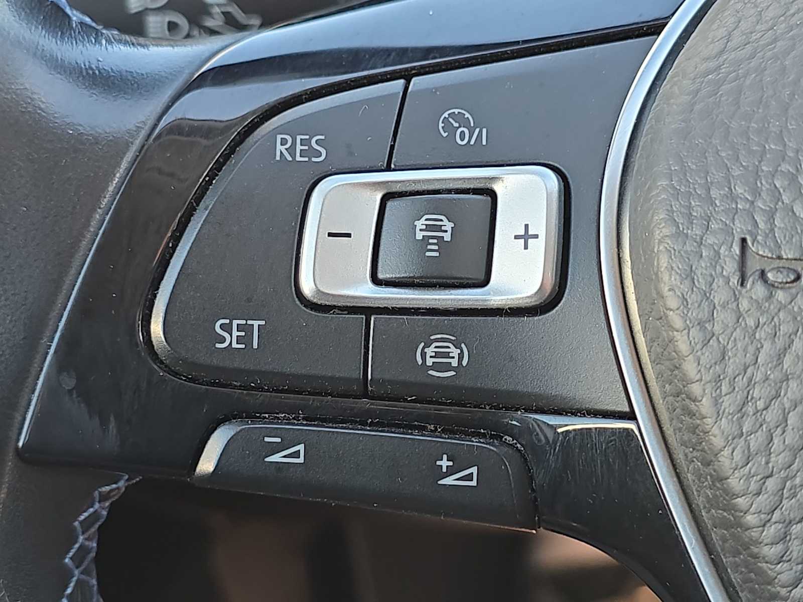 Thumbnail: 2019 Volkswagen e-Golf - 27