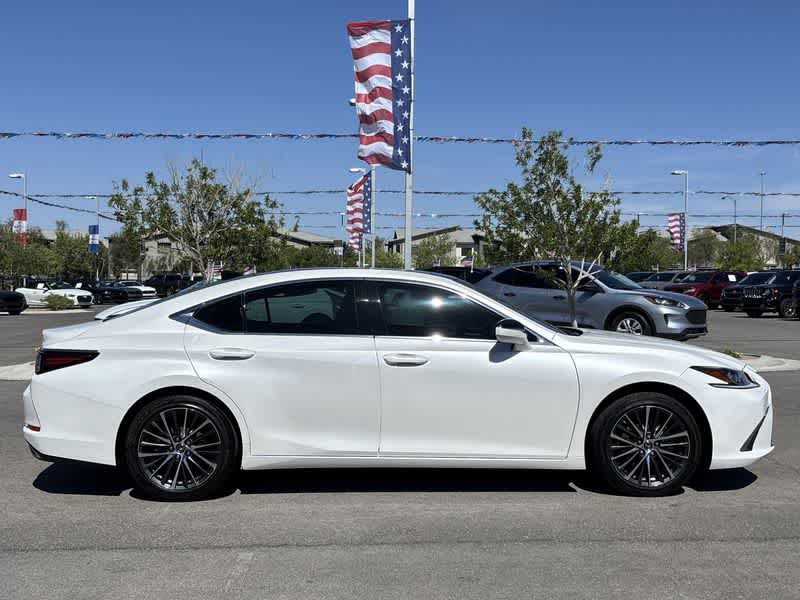 2022 Lexus ES  9