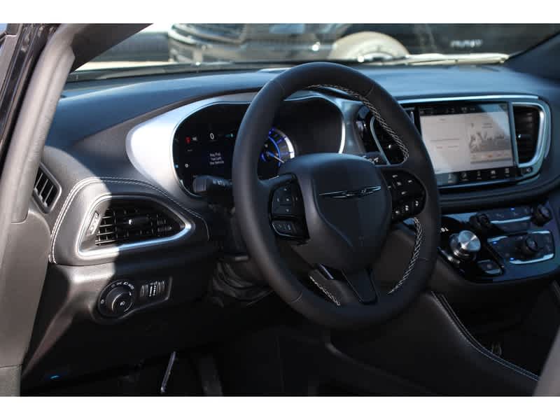 2025 Chrysler Pacifica Hybrid S Appearance 14