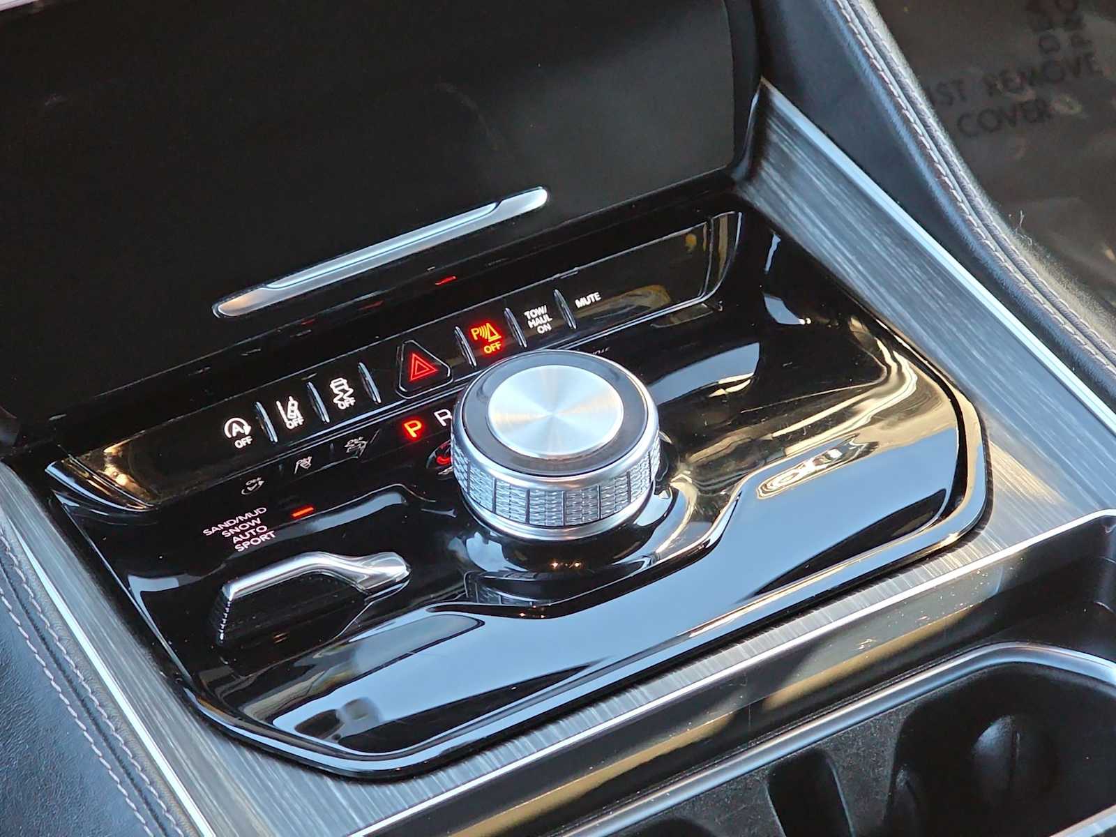 Thumbnail: 2023 Jeep Wagoneer - 21