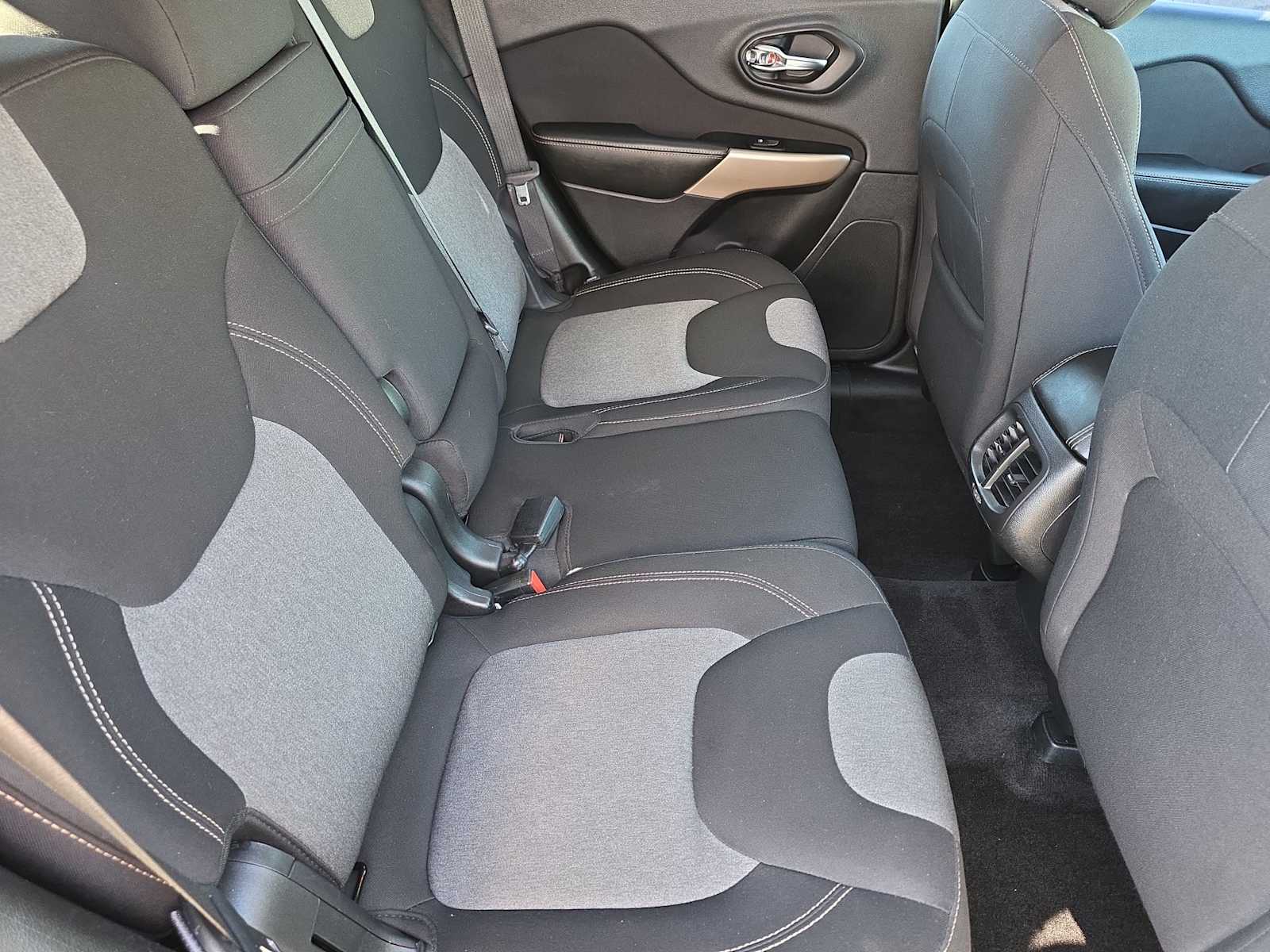 Thumbnail: 2017 Jeep Cherokee - 18