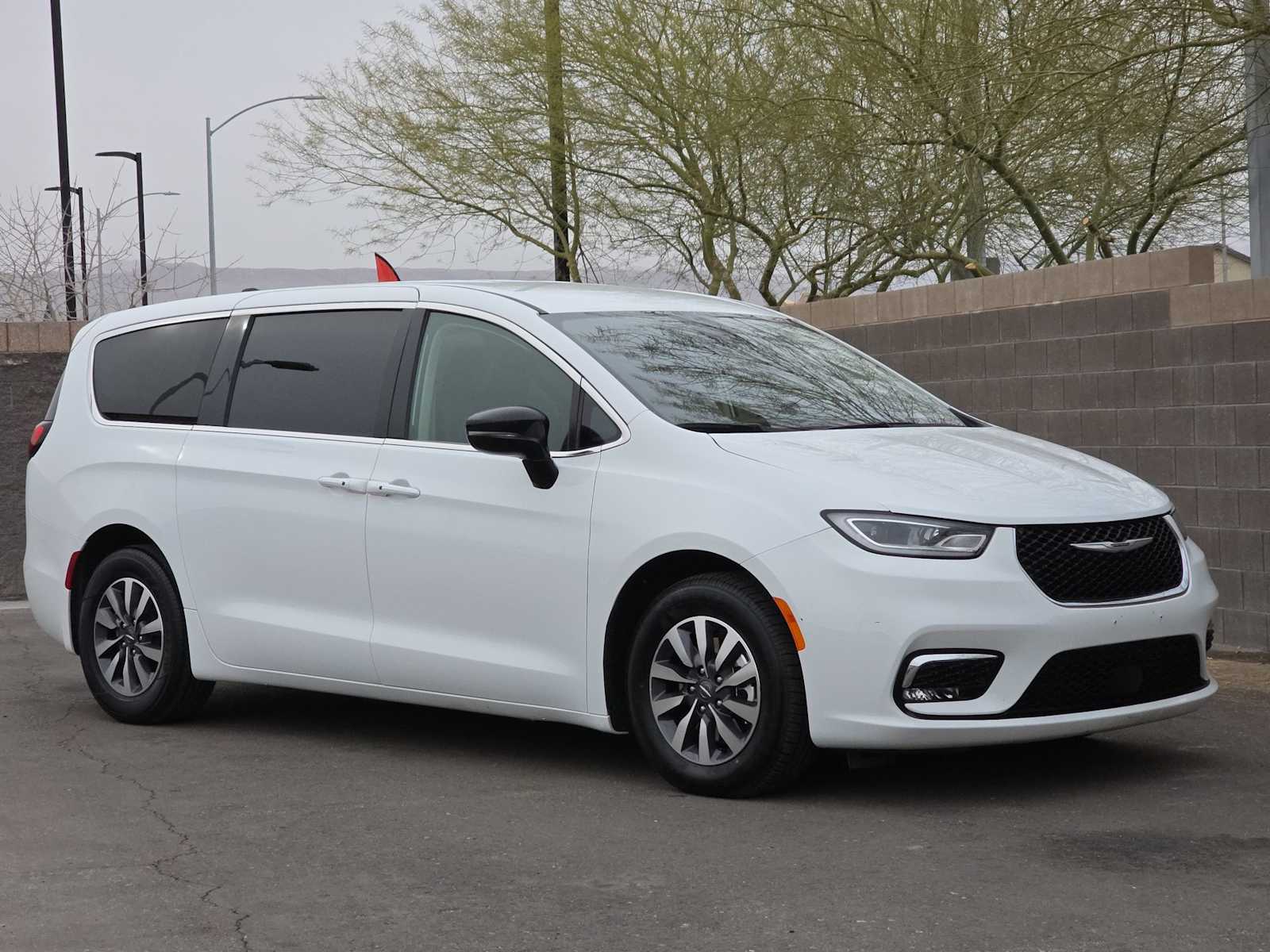 Thumbnail: 2024 Chrysler Pacifica - 3