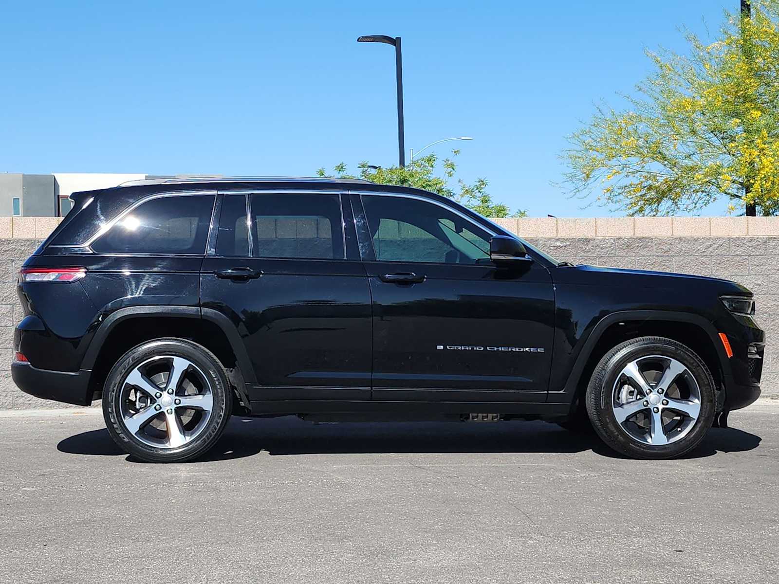 Thumbnail: 2024 Jeep Grand Cherokee - 10