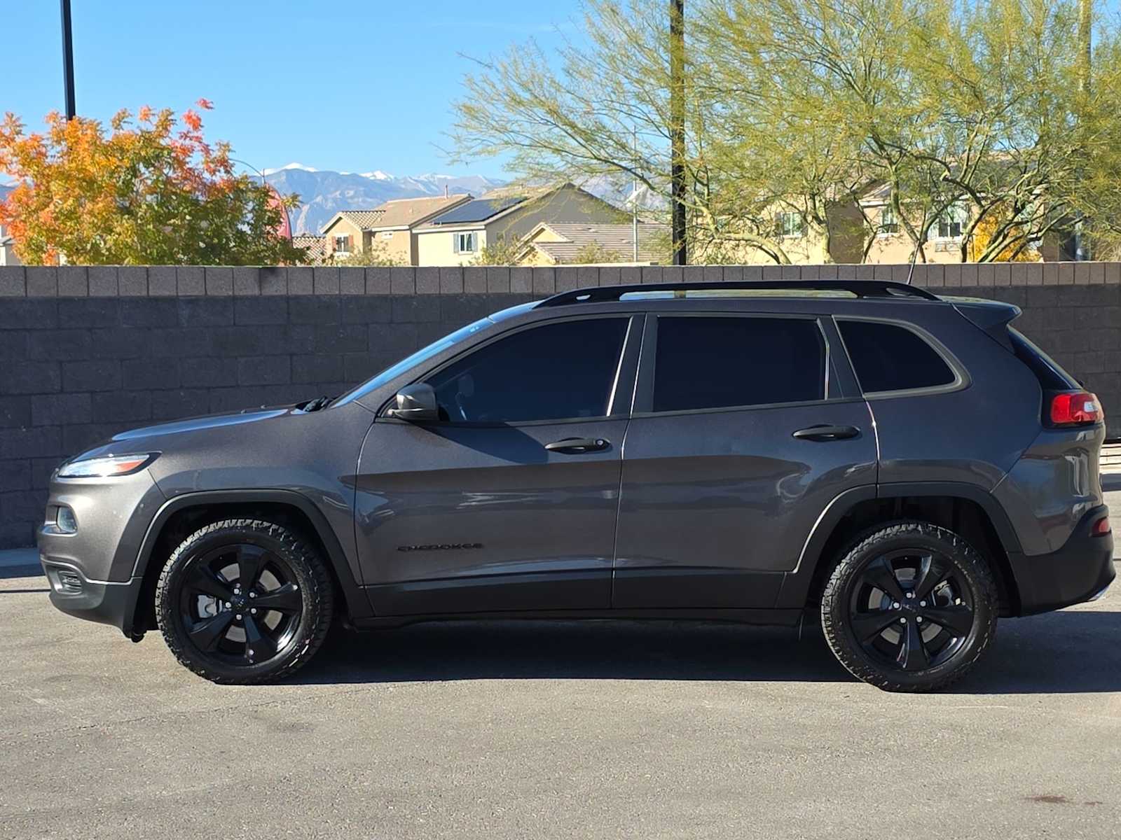 Thumbnail: 2017 Jeep Cherokee - 6