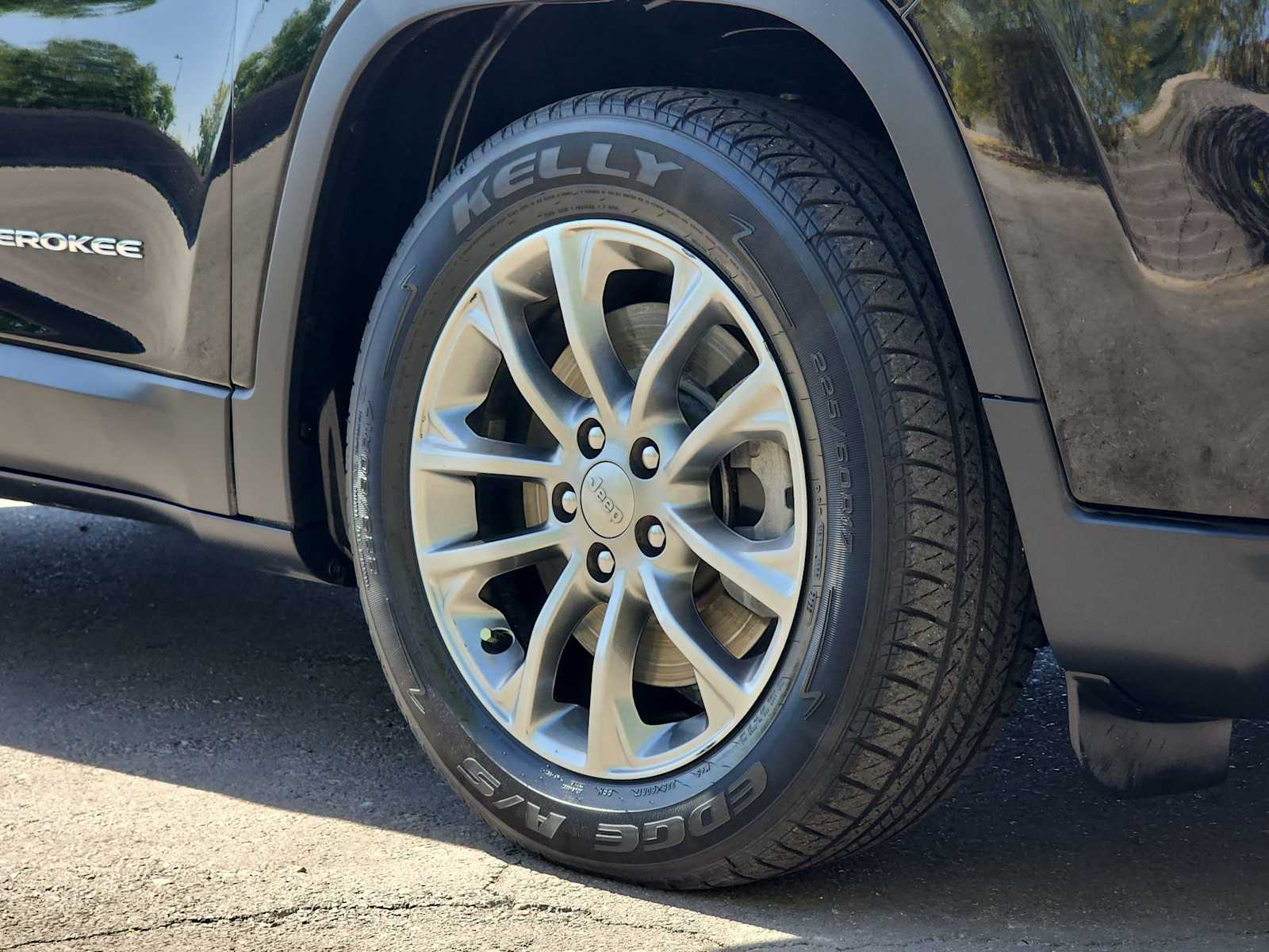 Thumbnail: 2019 Jeep Cherokee - 12