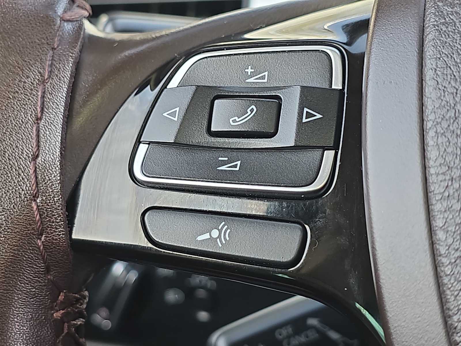 Thumbnail: 2014 Volkswagen Touareg - 28