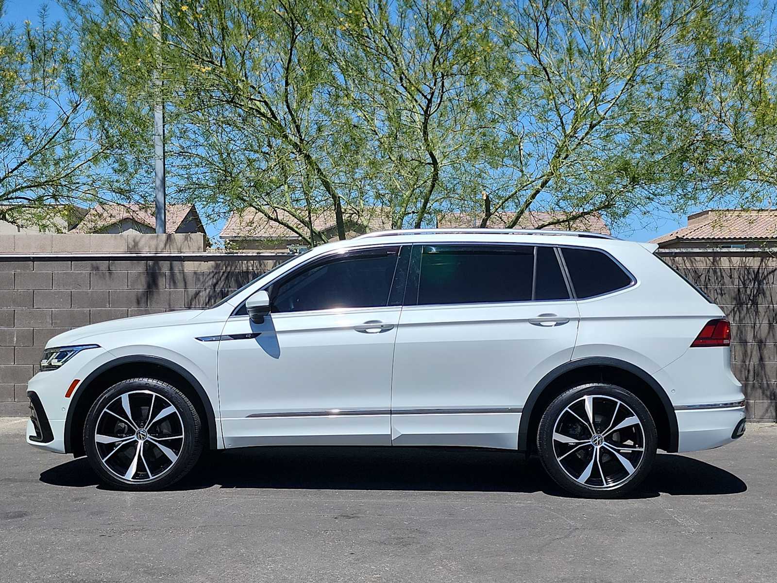 Thumbnail: 2022 Volkswagen Tiguan - 5