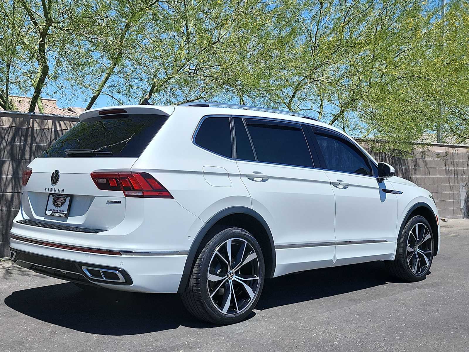 Thumbnail: 2022 Volkswagen Tiguan - 8