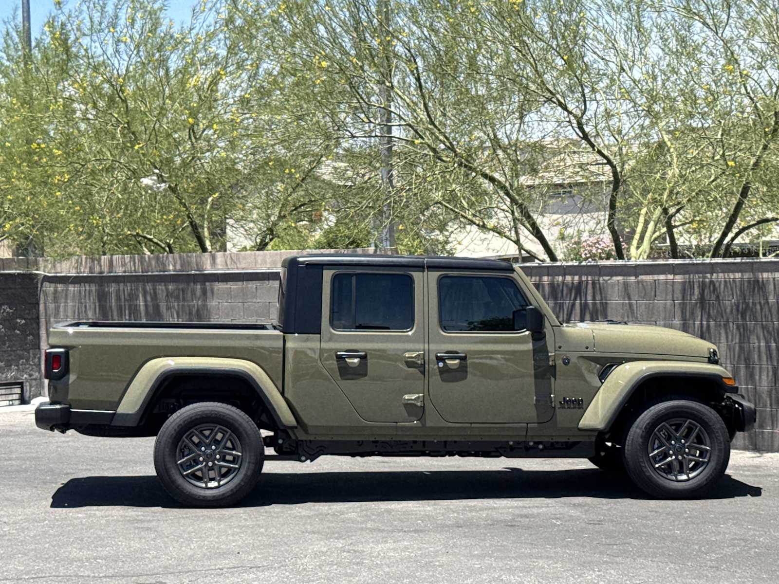 Thumbnail: 2026 Jeep Gladiator - 9