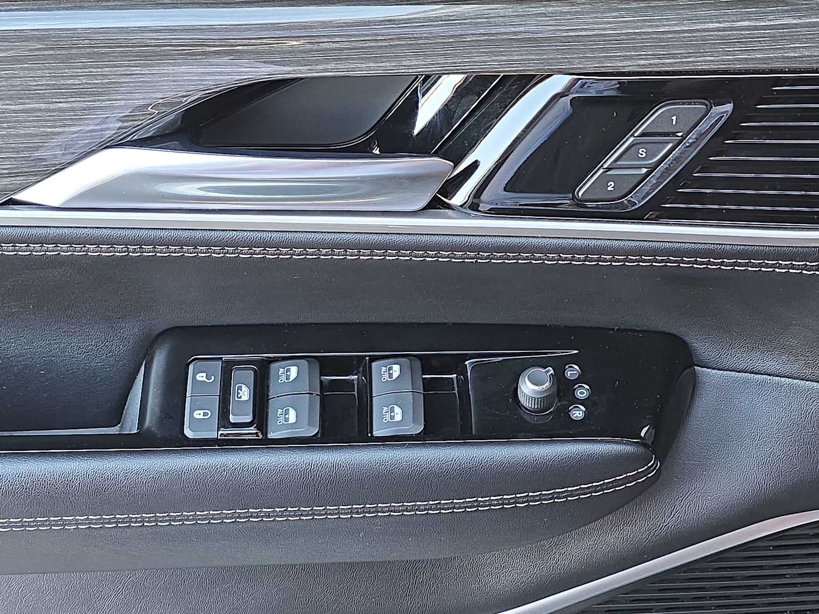 Thumbnail: 2022 Jeep Wagoneer - 28