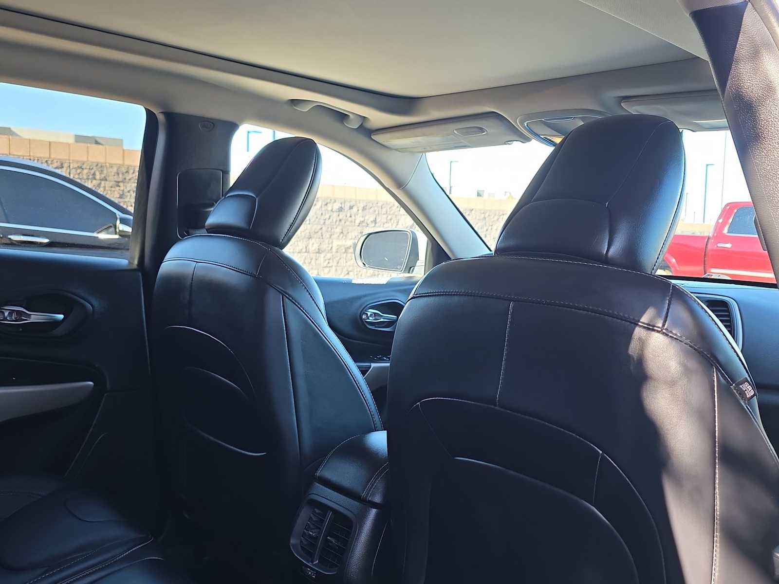 Thumbnail: 2017 Jeep Cherokee - 15