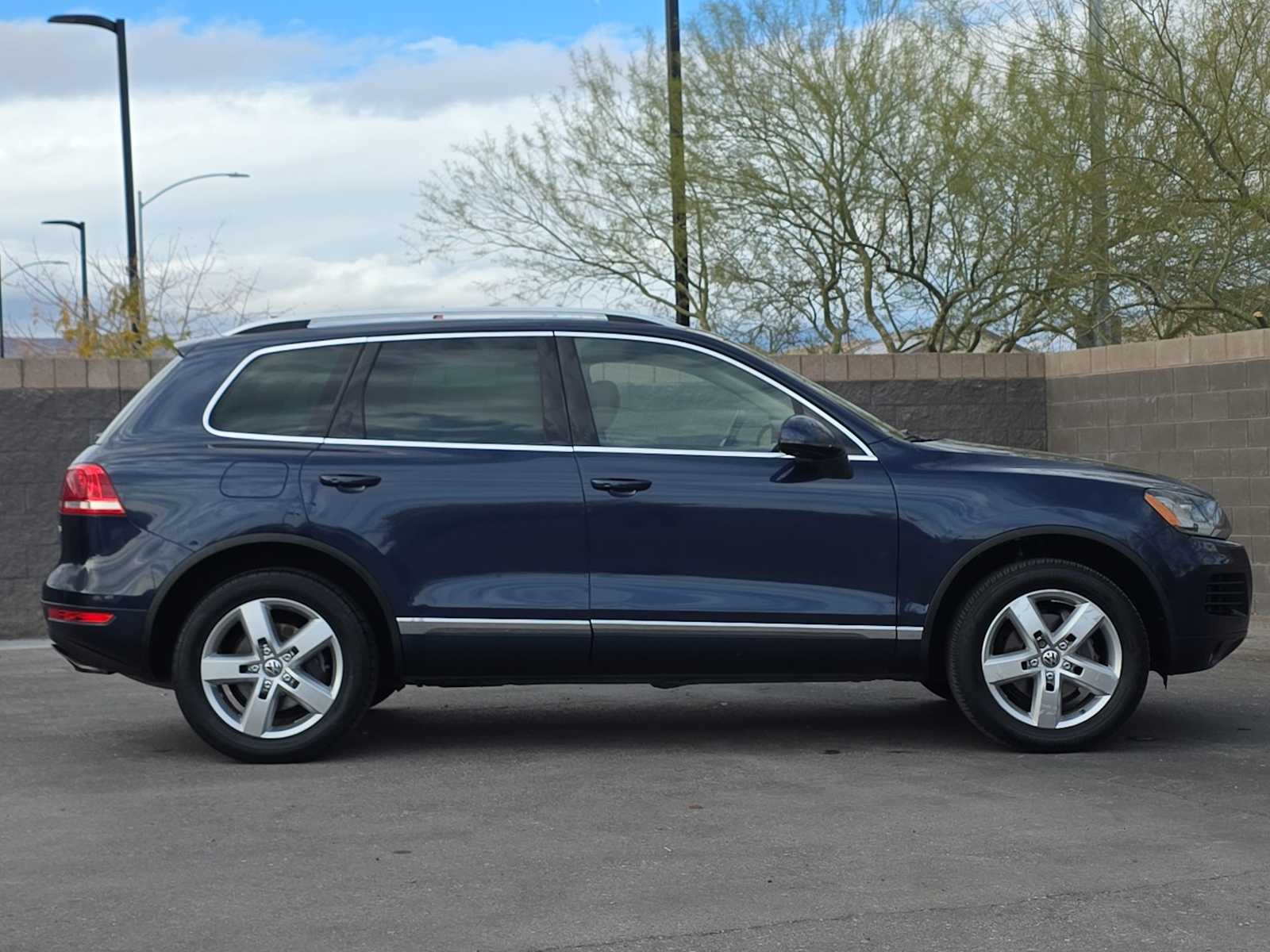 Thumbnail: 2014 Volkswagen Touareg - 10