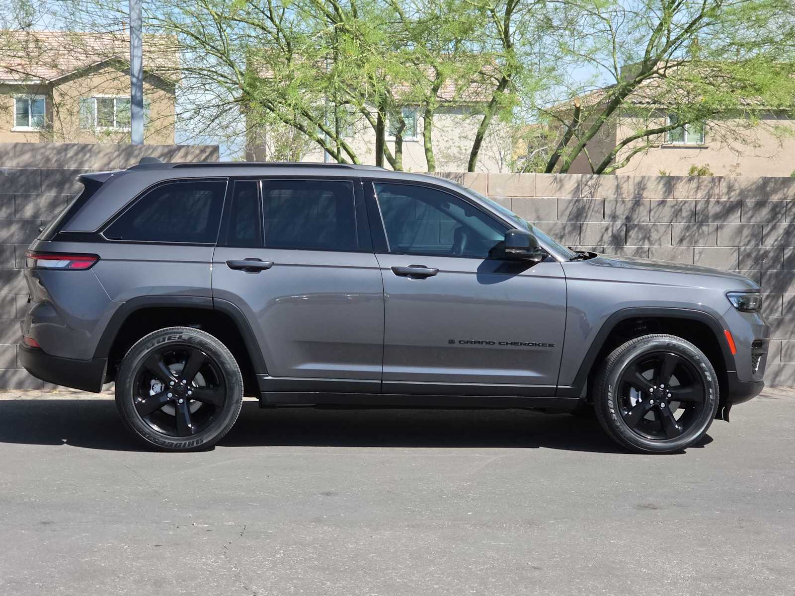 Thumbnail: 2023 Jeep Grand Cherokee - 10
