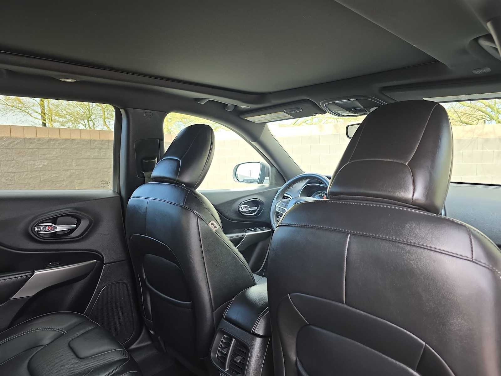 Thumbnail: 2021 Jeep Cherokee - 16