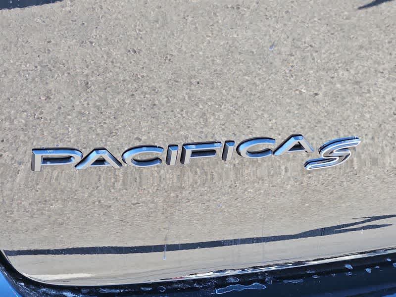 2025 Chrysler Pacifica Hybrid S Appearance 10
