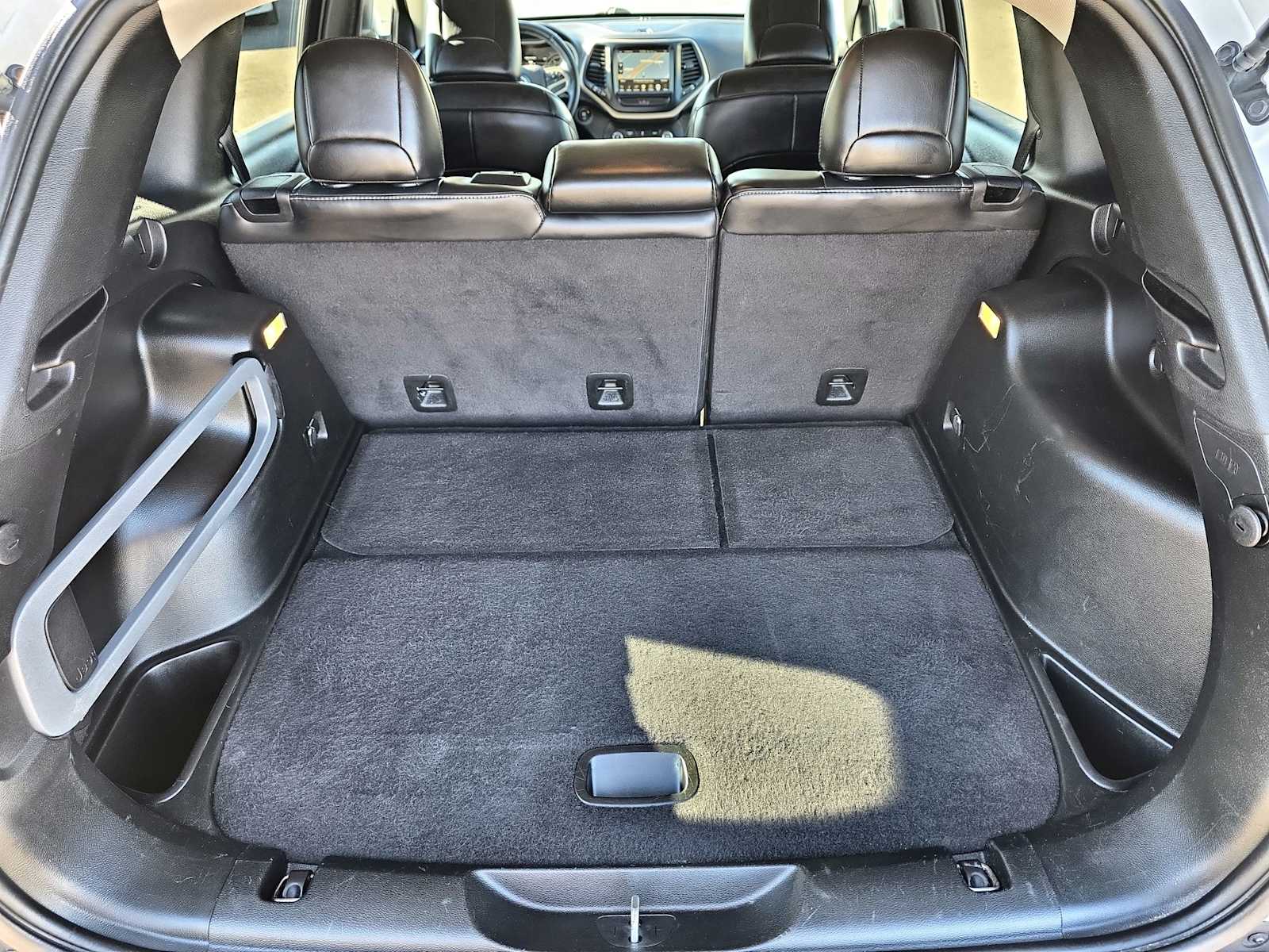 Thumbnail: 2017 Jeep Cherokee - 22