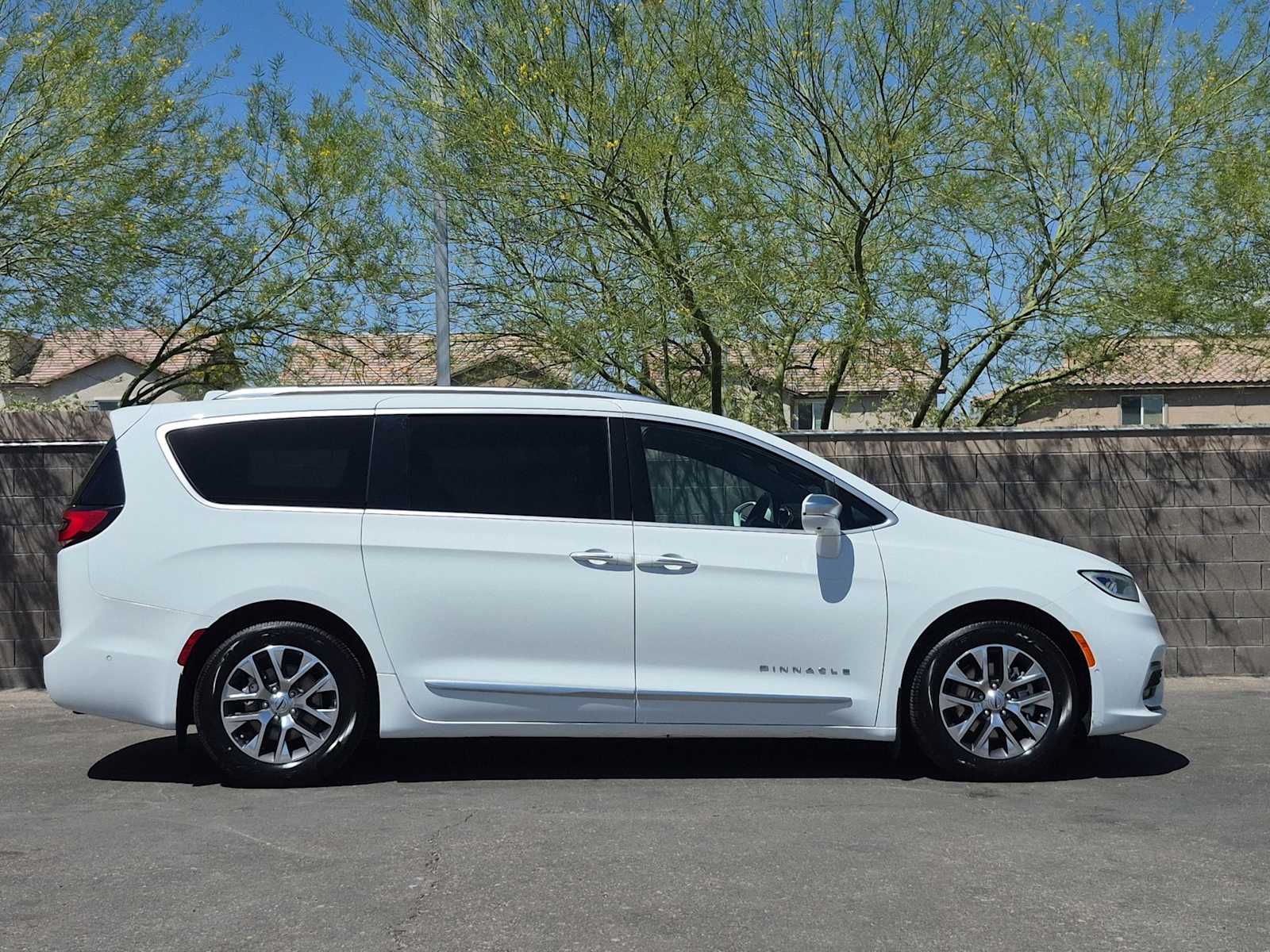 Thumbnail: 2021 Chrysler Pacifica - 10