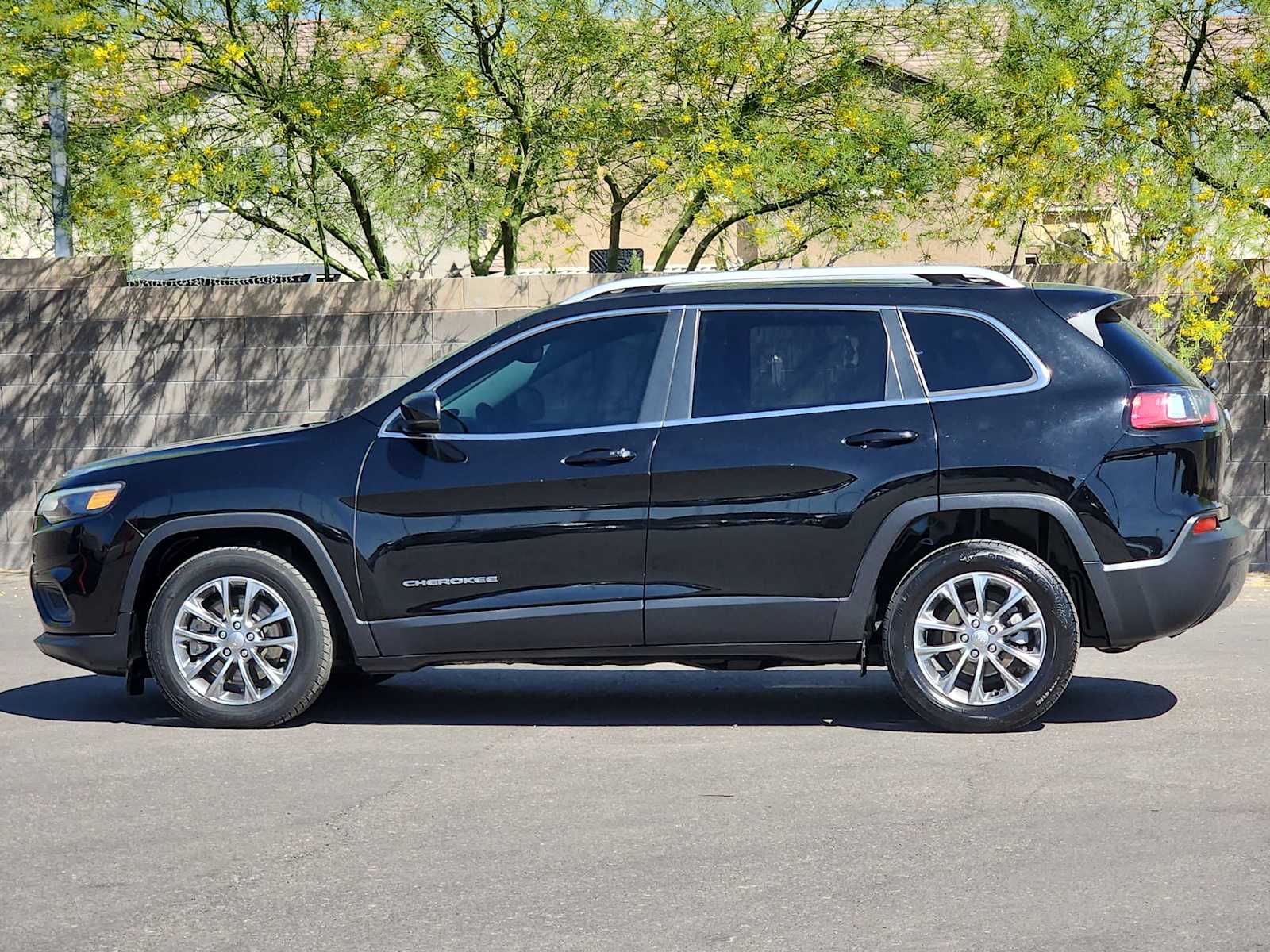 Thumbnail: 2019 Jeep Cherokee - 6