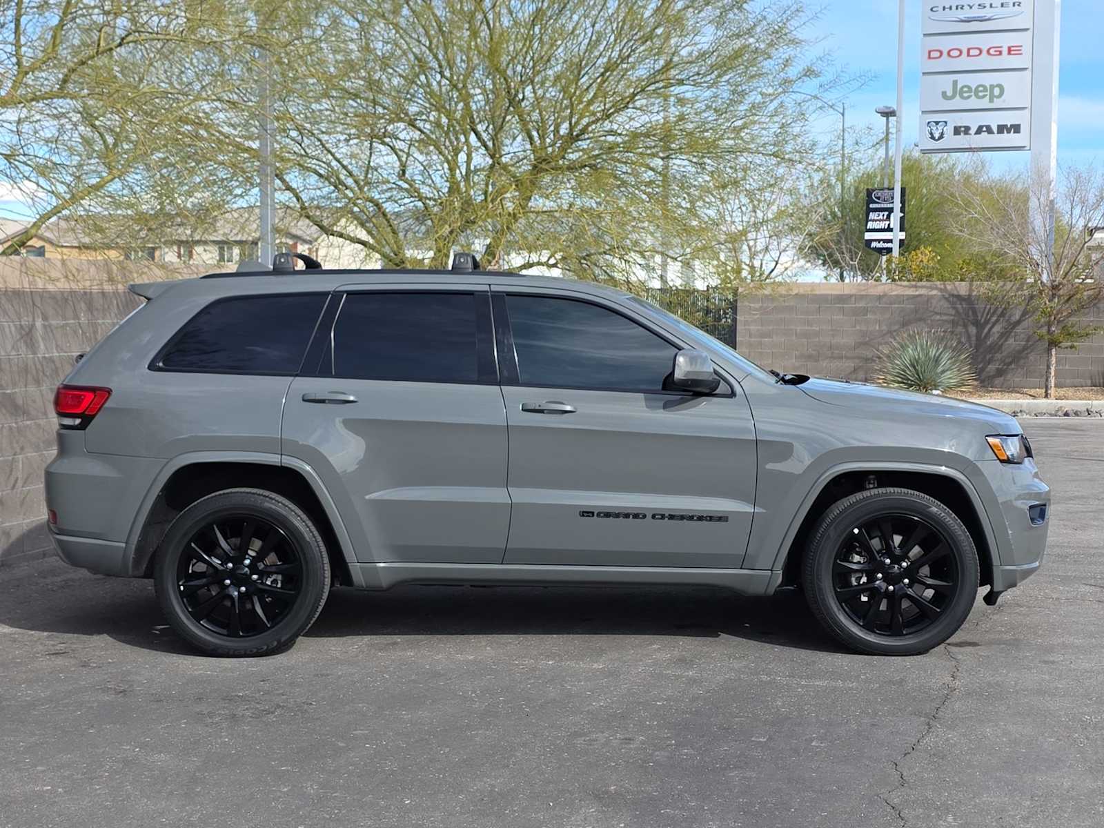 Thumbnail: 2022 Jeep Grand Cherokee - 10