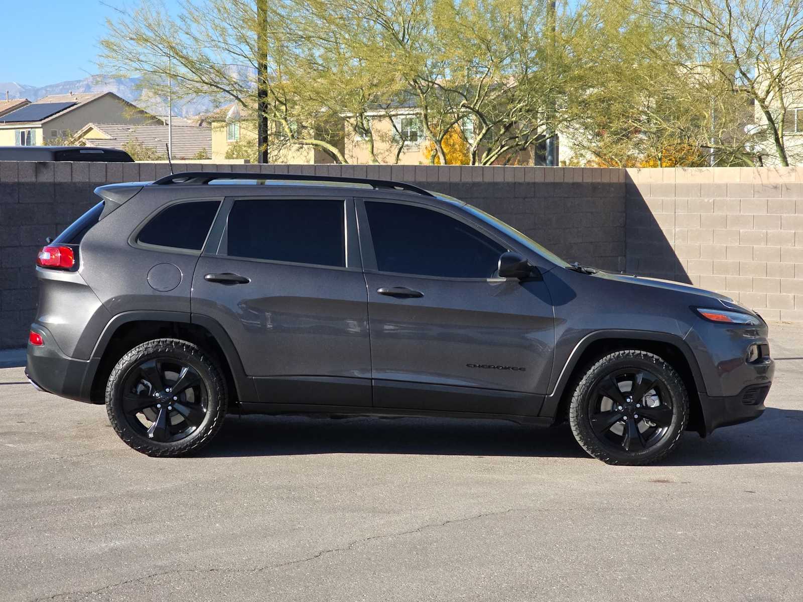 Thumbnail: 2017 Jeep Cherokee - 10