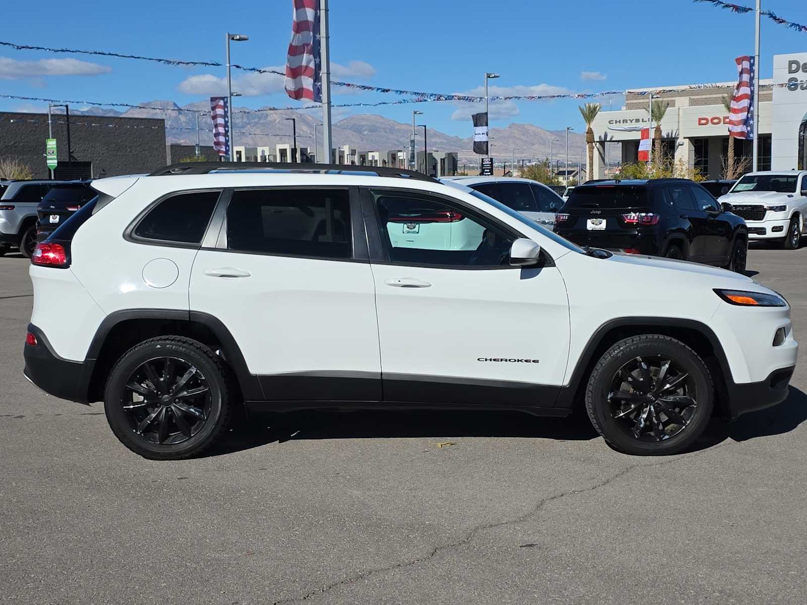 Thumbnail: 2017 Jeep Cherokee - 10