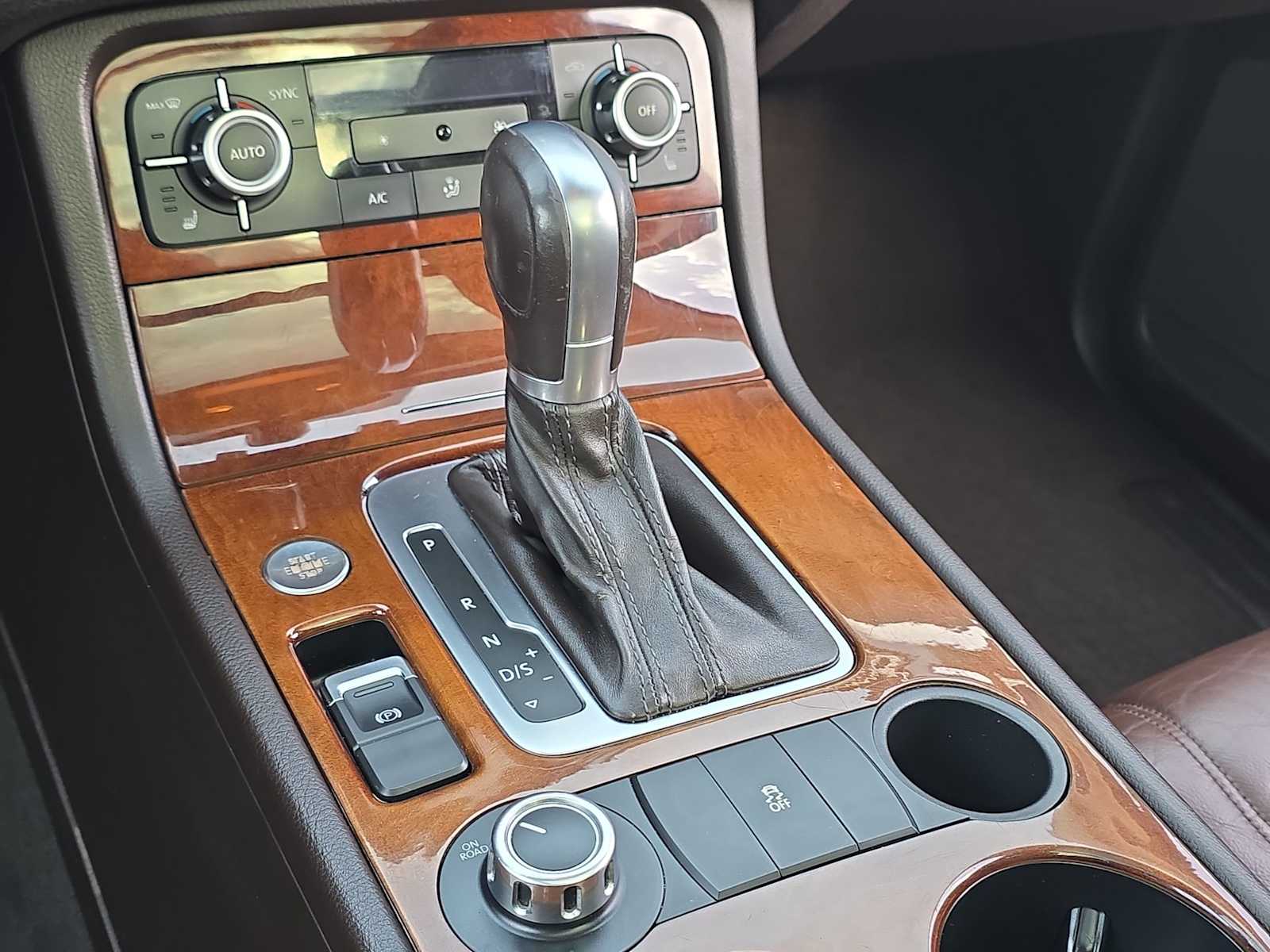 Thumbnail: 2014 Volkswagen Touareg - 21