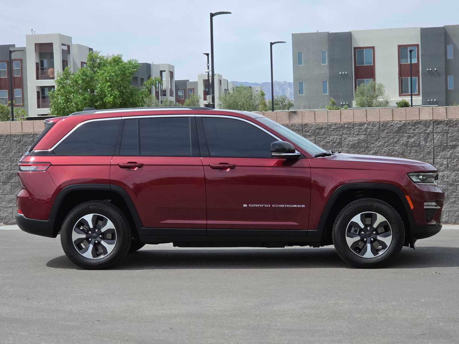 Thumbnail: 2023 Jeep Grand Cherokee - 10