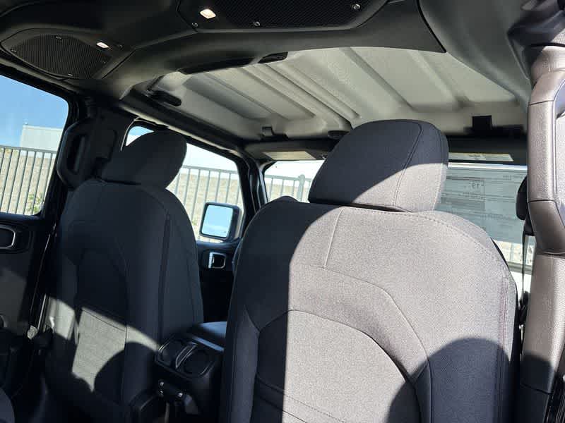 Thumbnail: 2025 Jeep Gladiator - 16