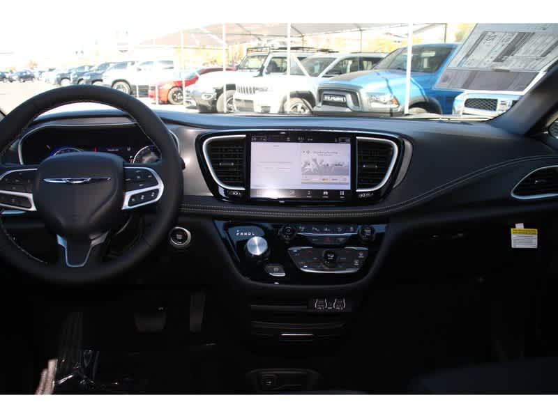 Thumbnail: 2025 Chrysler Pacifica - 18