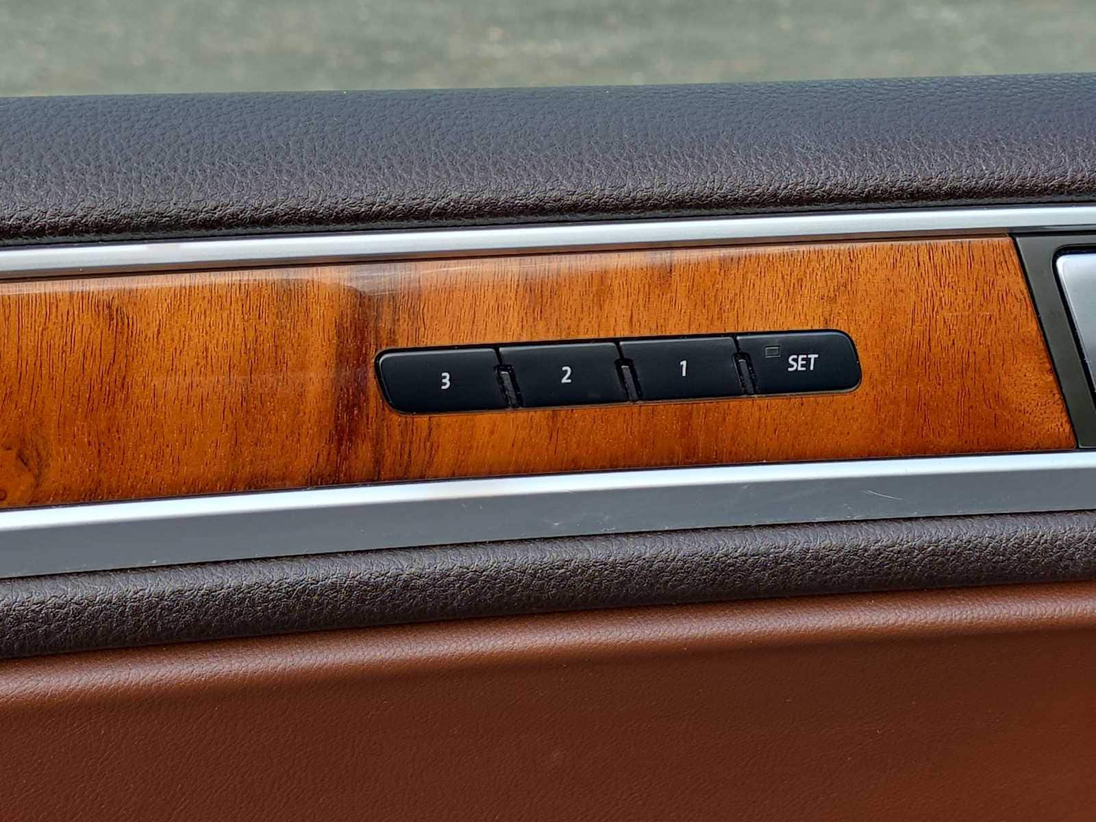 Thumbnail: 2014 Volkswagen Touareg - 30