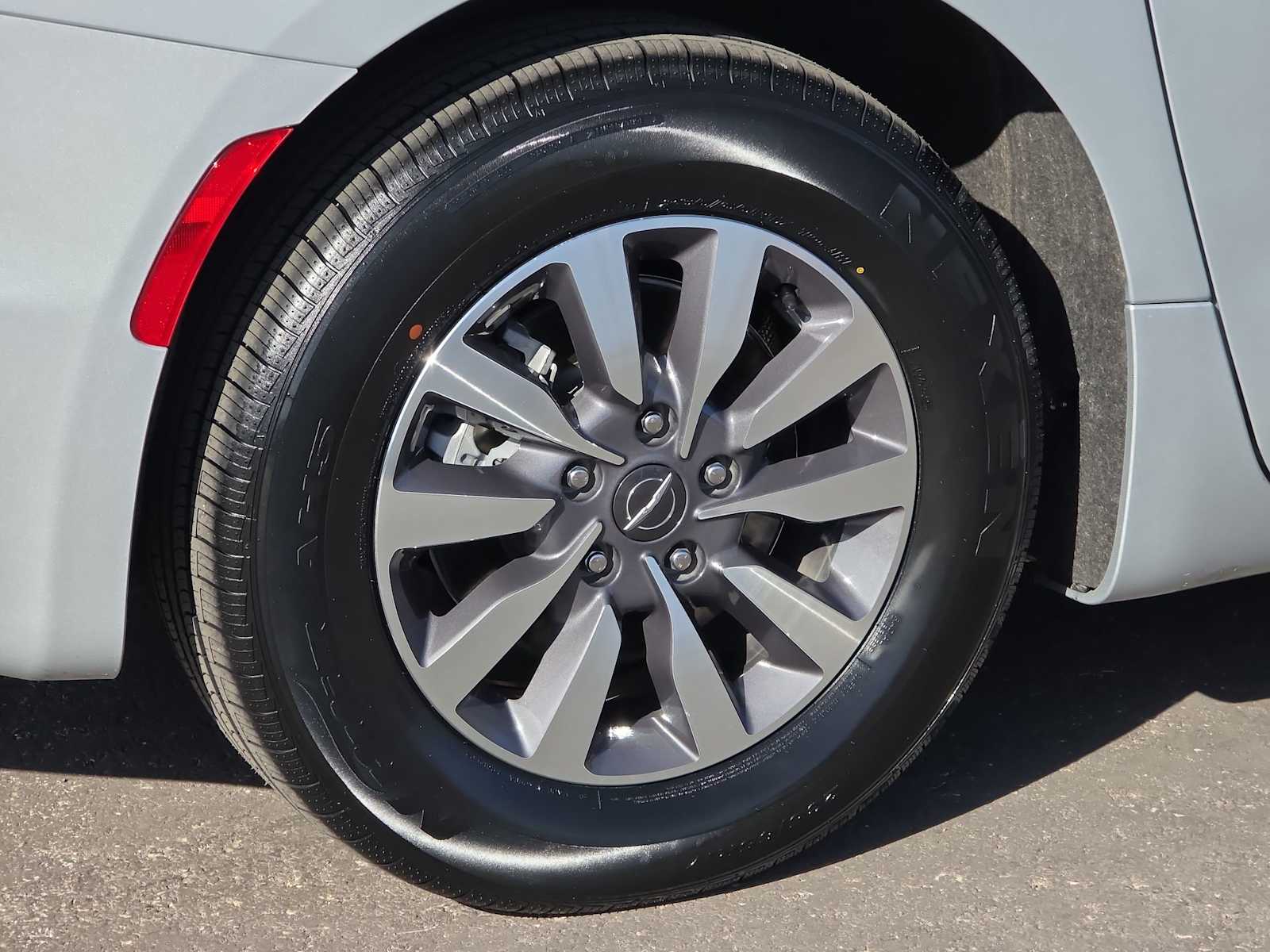 Thumbnail: 2024 Chrysler Pacifica - 12