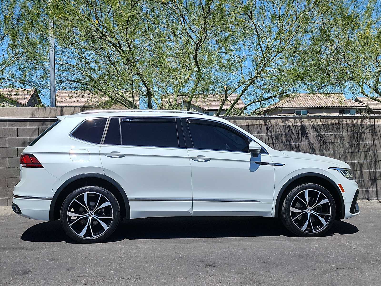 Thumbnail: 2022 Volkswagen Tiguan - 9