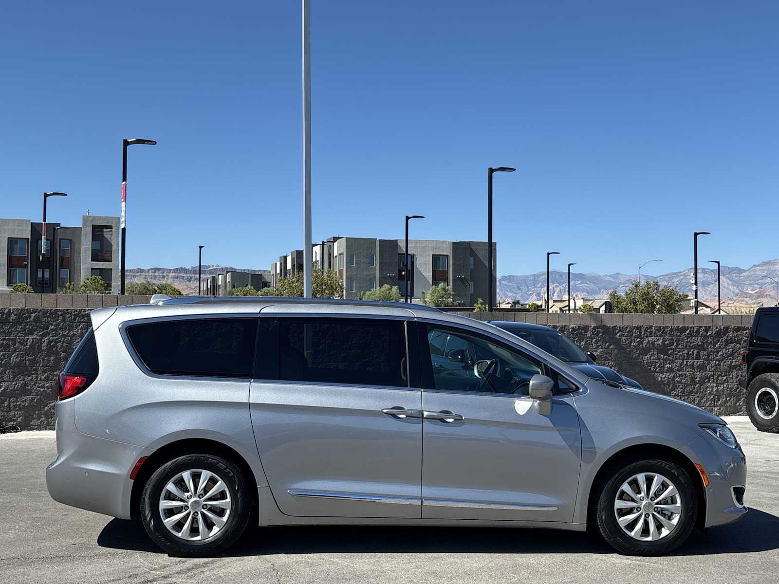 Thumbnail: 2018 Chrysler Pacifica - 10
